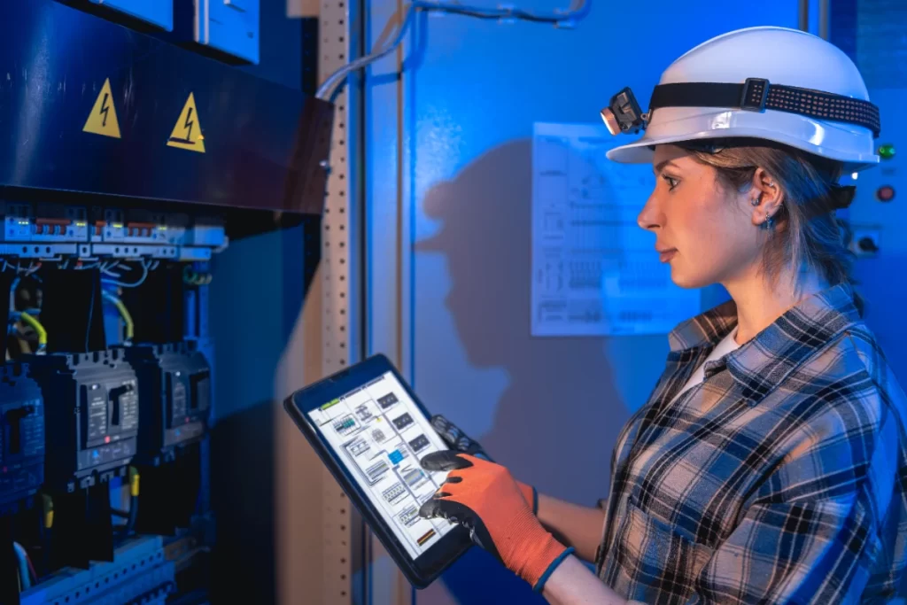 Enerji işletmelerinde etüd için veri toplama yapan mühendis