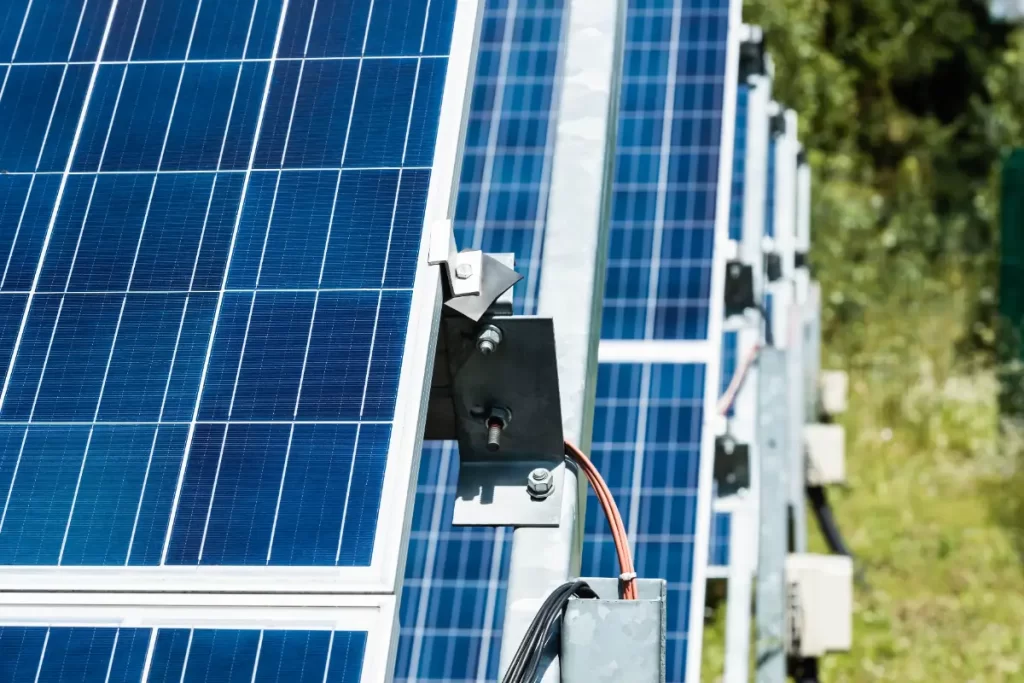 Güneş enerjisi paneli bağlantı aparatı
