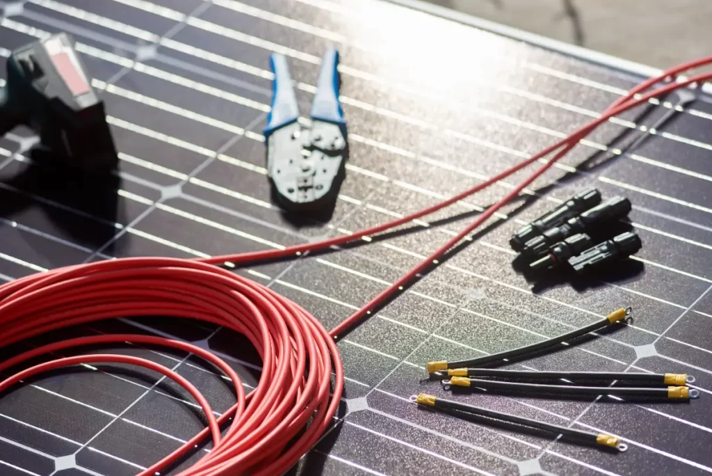 Güneş enerjisi paneli bağlantı aparatları