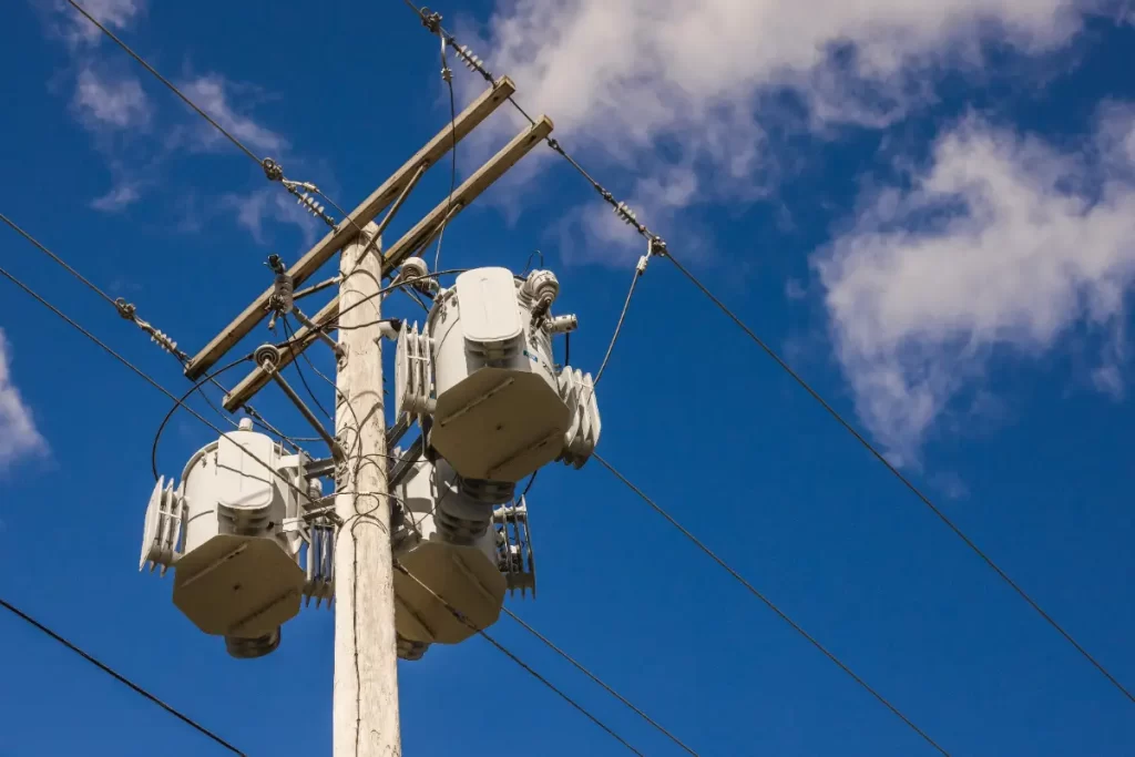 Elektrik direğinde trafo
